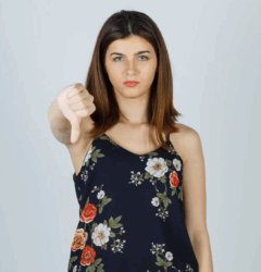 provocación de una mujer con el dedo hacia abajo